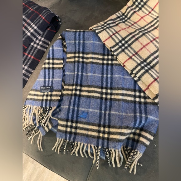 Burberry scarfs different colors - Picture 5 of 6